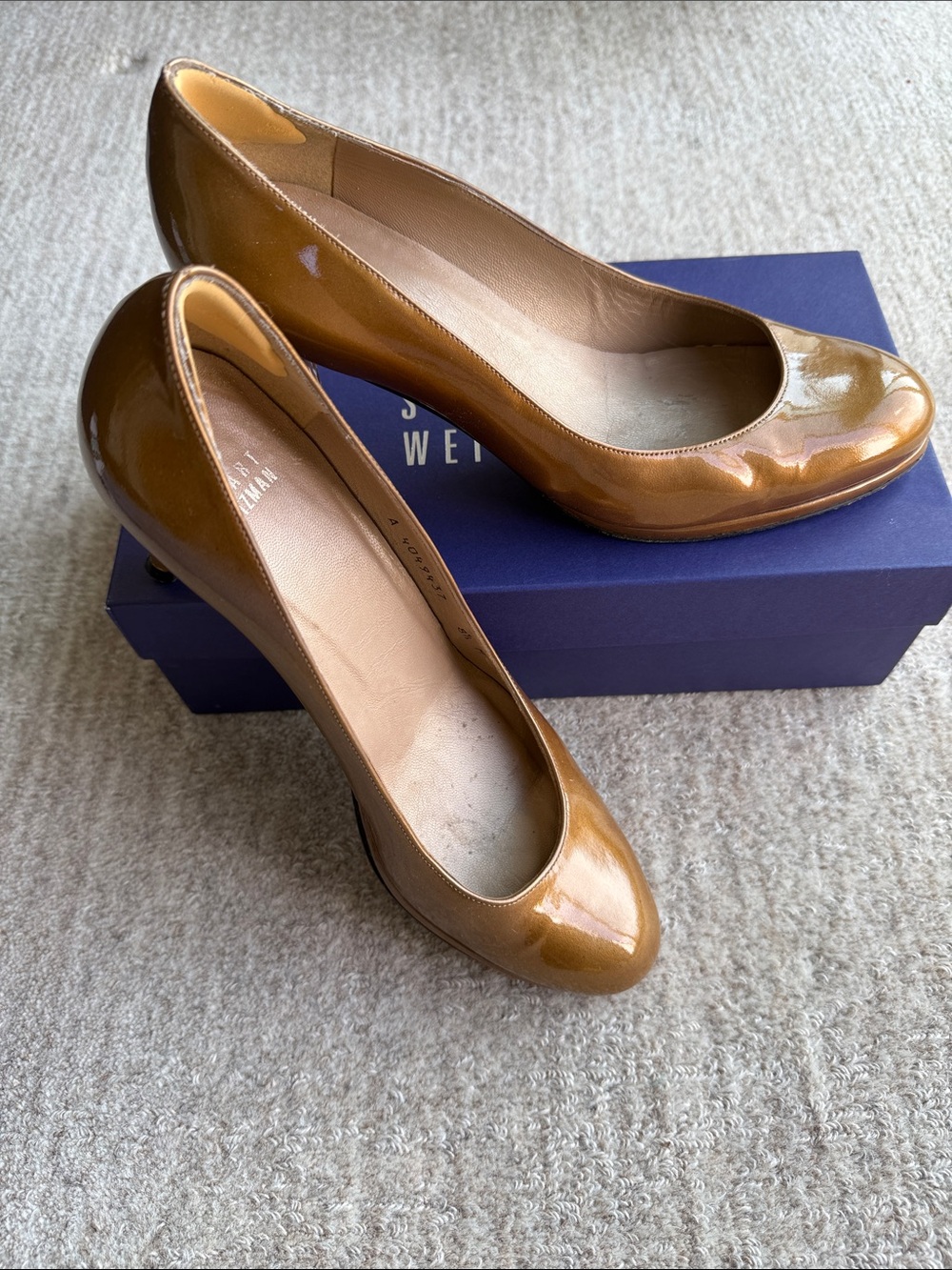Stuart Weitzman Muse Pumps. Bronze metallic patent leather. Round-toe. Size 8.5
